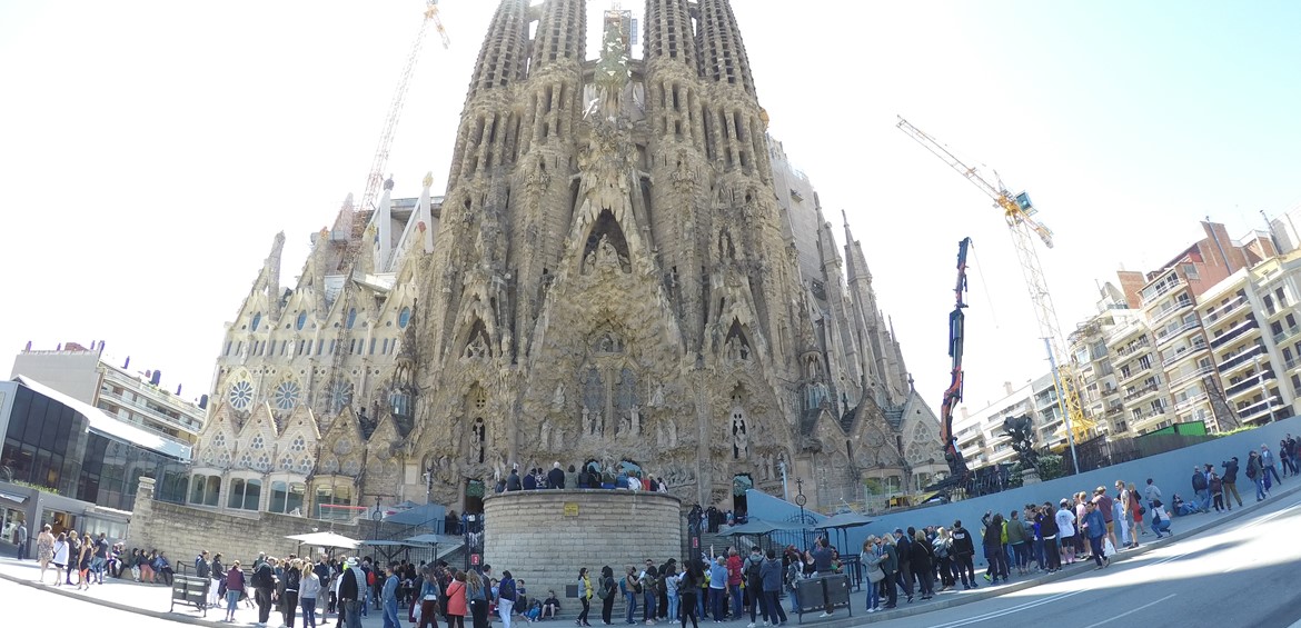 Sagrada De Familia outside